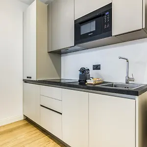 Beplace In San Babila Apartment